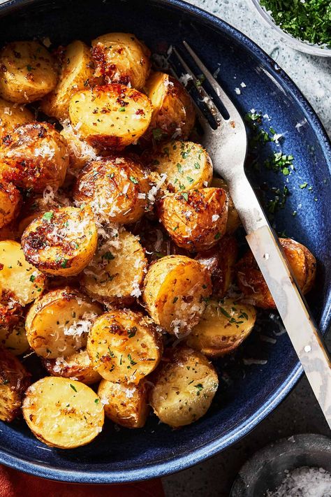 Viral Potato Recipe, Kalejunkie Recipes, Gf Sides, Thm Meals, Crispy Parmesan Potatoes, Parmesan Crusted Potatoes, Potatoe Recipes, Garlic Parmesan Potatoes, Vegetarian Dinner Recipes