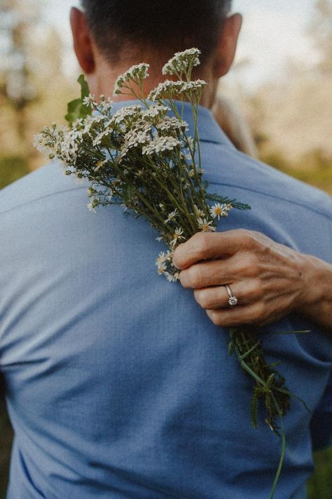 Couple Photo With Flower, Flower Crown Engagement Pictures, Sunflower Photo Shoot Couple, Engagement Photos Flowers Bouquets, Couples Photoshoot With Flowers, Engagement Photos Bouquet, Wild Couple Photoshoot, Couples Photoshoot Flowers, Engagement Photos With Bouquet