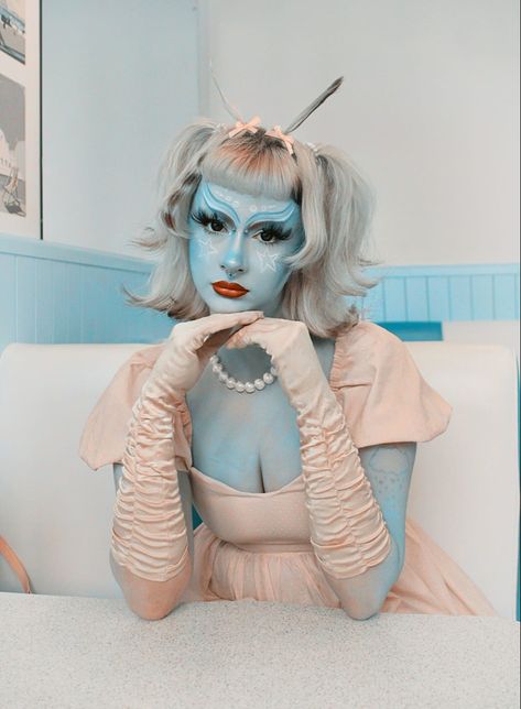 Y2k Alien Fashion, Alien Cosplay Woman, Alien Aesthetic Costume, Alien Costume Women Makeup, Alien Fashion Aesthetic, Vintage Alien Aesthetic, Blue Alien Costume, Alien Costume Aesthetic, Vintage Alien Costume