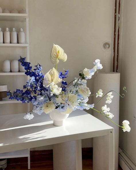 butterfly blue 🦋 | Instagram Blue Flower Arrangements, Nyc Florist, Elegant Wedding Flowers, Blue Instagram, Blue Centerpieces, Luxury Flower Bouquets, Fancy Flowers, Ikebana Arrangements, Butterfly Blue