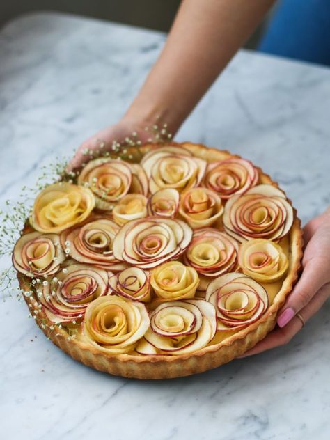 Apple Rose Vanilla Custard Tart - Constellation Inspiration Vanilla Custard Tart, Easy Apple Tart, Rose Pastry, Cottagecore Baking, Apple Rose, Kitchen Favorites, Caramel Glaze, Cheesecake Pie, Rose Recipes