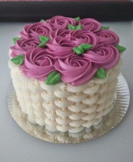 Basket cakes look very stylish Basket Cakes, Pretty Cake, Simple Cake Designs, Cake Decorating Frosting, Easy Cake Decorating, Cake Decorating Videos, Baby Birthday Cakes, Cake Decorating Designs, Pretty Birthday Cakes