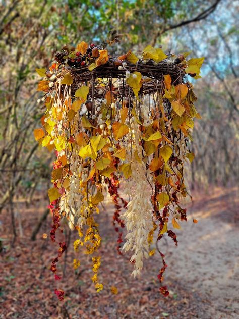 Witchy Autumn Decor, Fall Crafts For Adults Easy, Natural Fall Decorations, Nature Halloween Crafts, Victorian Fall Decor, Handmade Fall Decor, Diy Witchy Decor Halloween, Cottagecore Halloween Decor, Things To Do With Dried Flowers Ideas