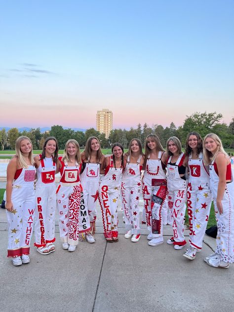 Overall Football Game Outfit, Senior Overalls Cheer, Football Overall Ideas, Overalls Football Game Outfit, Football Game Jeans, Game Day Overalls Outfit, Spirt Week Pants Ideas, White Senior Overalls Ideas, Painted Jeans For Football Games