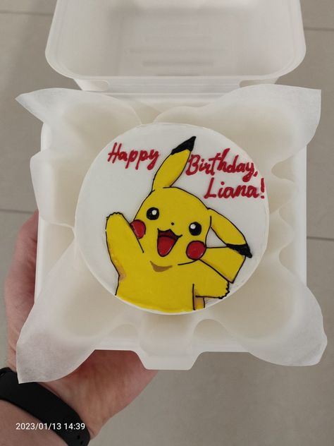 Pikachu Buttercream Cake, Pokemon Bento Cake, Simple Pokemon Cake, Pikachu Cake Ideas, Birthday Cake Pokemon, Pokemon Cake Ideas, Pikachu Cake Birthdays, Cake Pikachu, Pastel Pokemon