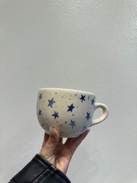 Cute Pottery Cup Painting Ideas, Mug Diy Painted, Diy Ceramic Mugs Paint, Mug Ceramic Ideas Paint, Pottery Painting Celestial, Pottering Painting Ideas, Hand Painted Cups Ideas, Stars Pottery Painting, Pottery Mugs Painting Ideas