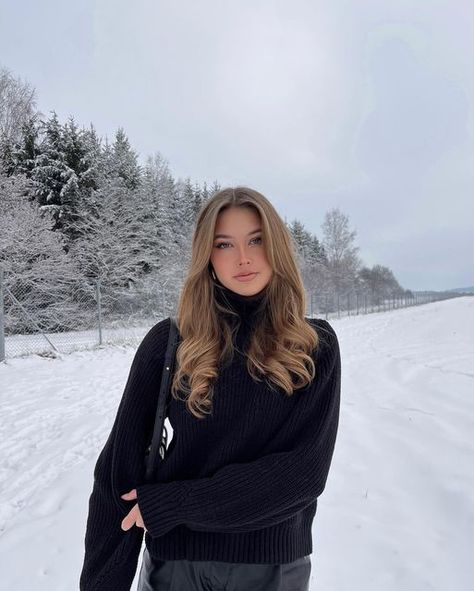 Snowy Outfits, Snowy Photoshoot, Snow Photoshoot, Winter Instagram, Snow Pictures, Winter Girl, Winter Inspo, Winter Photoshoot, Snow Outfit