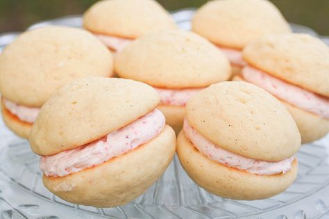 Vanilla Strawberry Whoopie Pies. Made these tonight but substituted the freeze dried strawberries for about 1/2 cup fresh strawberry puree. They were nummy. Strawberry Whoopie Pies, Whoopee Pie, Whoopie Pie Recipe, Whoopie Pie, Florida Food, Whoop Whoop, Strawberry Milkshake, Whoopie Pies, Cookie Pie