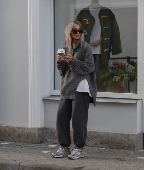 Mila Larina, Oversized Sweatpants Outfit, Chic Sweatpants Outfit, Street Style Summer Casual, Sporty Mom, Simple Work Outfits, Casual Mom Style, Outfit Ideas Casual, Womens Winter Fashion Outfits