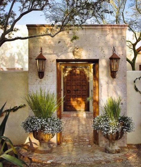 Spanish Style Courtyard, Cantera Stone, Front Entryway, Desain Lanskap, Spanish Style Home, Casas Coloniales, Spanish Style Homes, Hacienda Style, Desert Homes