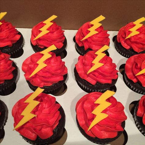 Cars Birthday Party Cupcakes, Lighting Mcqueen Cupcakes, Lightning Mcqueen Smash Cake, Lightning Mcqueen Cake Pops, Lighten Mcqueen Birthday Party, Lightning Mcqueen Decorations, Lightening Mcqueen Birthday Party Ideas, Lightening Mcqueen Cupcake, Lighting Mcqueen Party