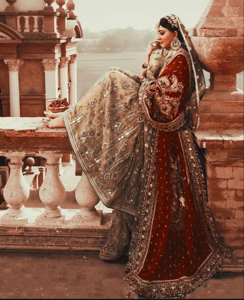 Indian Queen Dress, Indian Princess Royal Outfits, Indian Queen Art, Indian Queens Royals, Indian Princess Aesthetic, Royal Indian Aesthetic, Indian Royalty Aesthetic, Indian Queen Aesthetic, Wedding Dresses Aesthetic