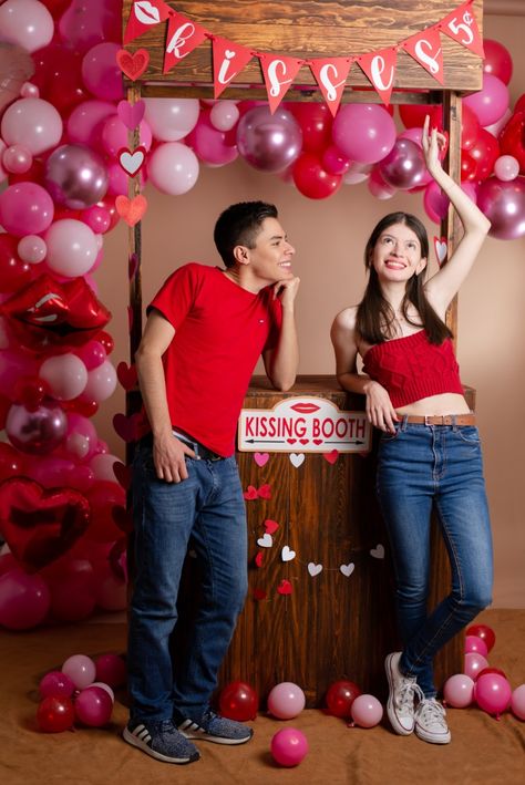 Set de Kissing Booth para este 14 de febrero Valentine 2024, Valentines Baby, Valentines Baby Shower, Kissing Booth, Photo Idea, Photo Set, Shoot Ideas, Photography Inspo, Photo Shoot