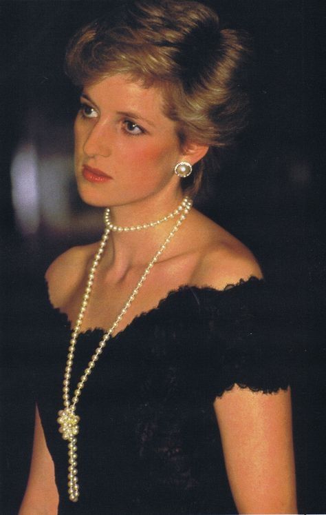 Infanta Sofia Of Spain, Romantic Couple Photo, Princess Leonor And Infanta Sofia, Lady Spencer, Princess Diana Hair, Sofia Of Spain, Prince Charles And Diana, Diana Williams, Princesa Real