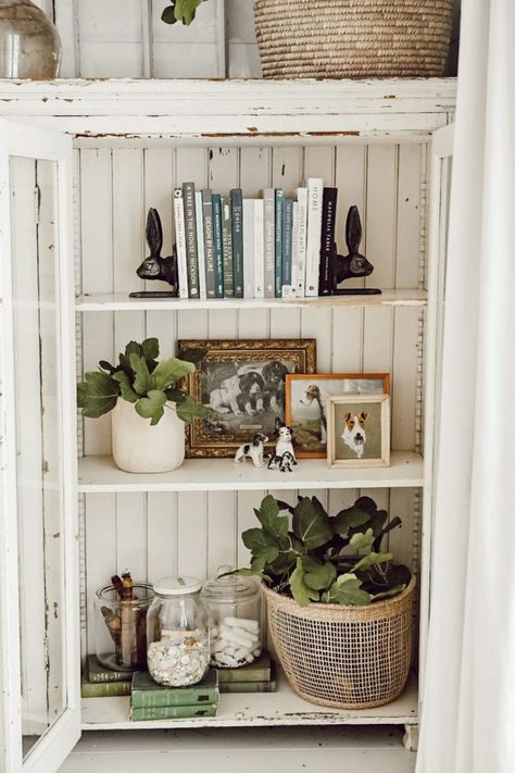 Styling shelves is one of my favorite things to do whenever I'm looking for a way to change up our home. This cabinet has been one of my favorites to style ever since we got it a few months ago! I usually switch up our shelves for each season but sometimes more than that if I'm feeling inspired. One question I get is i Case In Stile Country, Cabinet Shelves, Styling Shelves, Bookcase Styling, Bookcase Decor, Bookshelf Styling, Bookshelves Diy, Decorating Shelves, Hus Inspiration