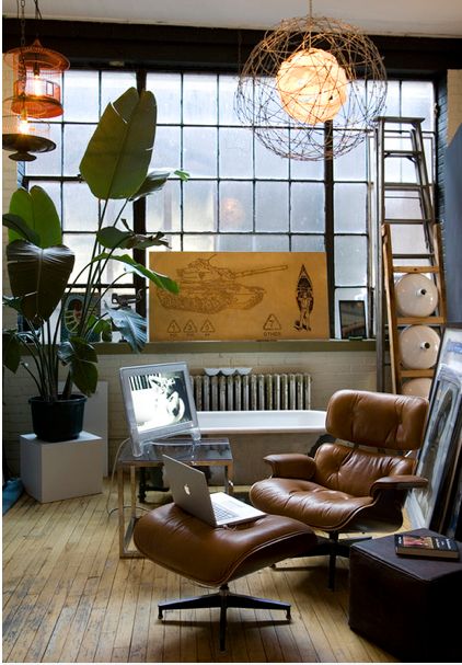 love the relaxed vintage feel Mid Century Modern Office, Modern Office Decor, Lots Of Windows, Interior Vintage, Loungers Chair, Gaming Chairs, Leather Accent Chair, Eames Chairs, Restaurant Tables