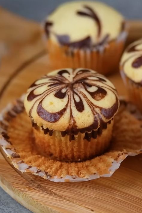 Torn between vanilla and chocolate? Why choose when you can have both? Together, they create a gorgeous marble effect in a marble cupcake. Let’s make it! How To Make Marble Cupcakes, Marble Cupcake Recipe, Holiday Baking Gifts, Marble Cupcakes, Marble Chocolate, Cake Dip, Swirl Cupcakes, Swirl Cake, Cupcake Tray