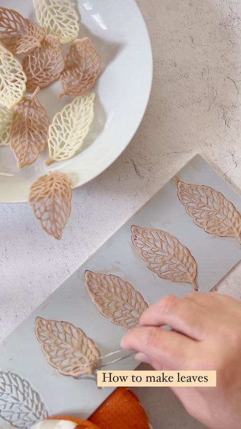 Recipe how to make edible leaves 🍂 Ingredients: 1/4 cup (57 gr) unsalted butter 2 egg whites (60gr) room temperature 1/3 cup (66gr)… | Instagram Tuilles Cookies Decoration, Tuille Cookies, Tuiles Recipe, Desserts Restaurant, Edible Leaves, Chocolate Cake Toppers, Molecular Gastronomy Recipes, Decor Leaves, Art Recipes