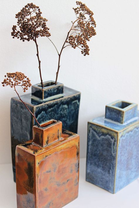 Square Ceramic Vase, Handbuild Ceramic Vase, Square Pottery Ideas, Square Vase Ideas, Slab Vase Ceramics, Slab Vase Ideas, Hand Built Ceramic Vase, Slab Built Vase, Slabs Ceramics Ideas