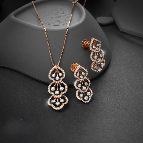 An adorable diamond pendant set will add a pinch of refinement to your entire look. Shop online from Kalyan’s diamond jewellery collection in gold and platinum. Pendant Set Designs, Vintage Vibes Retro, Manubhai Jewellers, Unique Diamond Earrings, Gold And Diamond Pendant, Diamond Pendant Set, Large Pearl Earrings, Diamond Locket, Diamond Pendent