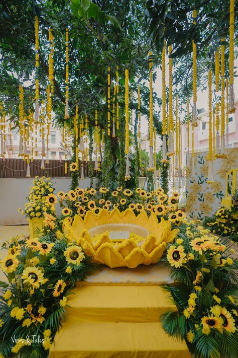 If you've ever attended or seen pictures of a Haldi ceremony, you'll know it's a riot of yellow, laughter, and playful mischief. We're here to unveil unique and fun decor that will transform your Haldi ceremony into an unforgettable extravaganza. So, grab your turmeric, put on your dancing shoes, and get ready to spice up your pre-wedding celebrations! Haldi Decor Unique, Haldi Decor In Garden, Mehendi Decor Ideas Simple, Unique Haldi Ideas, Unique Mehendi Decor Ideas, Haldi Sitting Decor, Terrace Haldi Decoration, Haldi Unique Ideas, Themes For Indian Wedding Functions