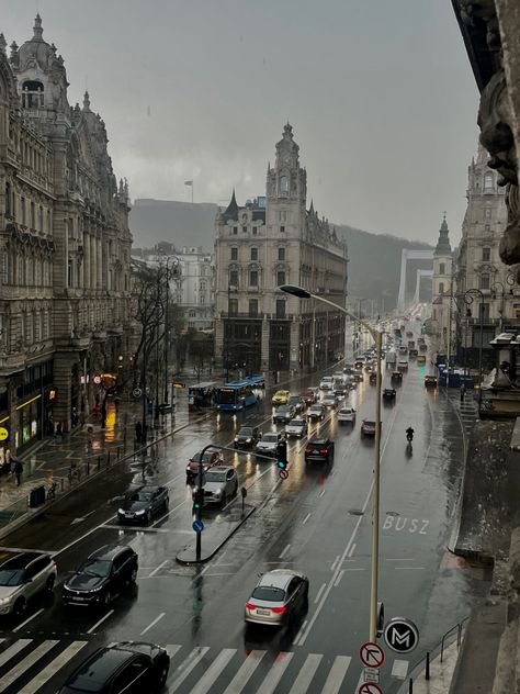 rainy day in the city Big City Aesthetic Daytime, Rainy London Aesthetic, Rainy City Aesthetic, Rainy Day London, Rainy Day City, Isabella Aesthetic, French Motivation, Cloudy City, Paris Aesthetics