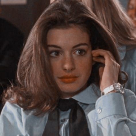 Photo of Anne Hathaway as Mia thermopolis in the first princess diaries movie. Anne Hathaway, Draco Malfoy, Mia Thermopolis, Princess Diaries, Ginny Weasley, Pretty Princess, Mia 3, Disney Aesthetic, Iconic Movies