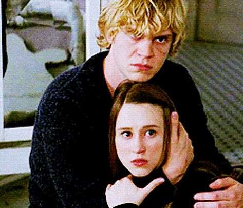 Kyle Spencer And Zoe, Kyle Spencer Gif, Zoe Benson, Frances Conroy, Ahs Characters, Kyle Spencer, Evan Peters American Horror Story, Madison Montgomery, Tate And Violet