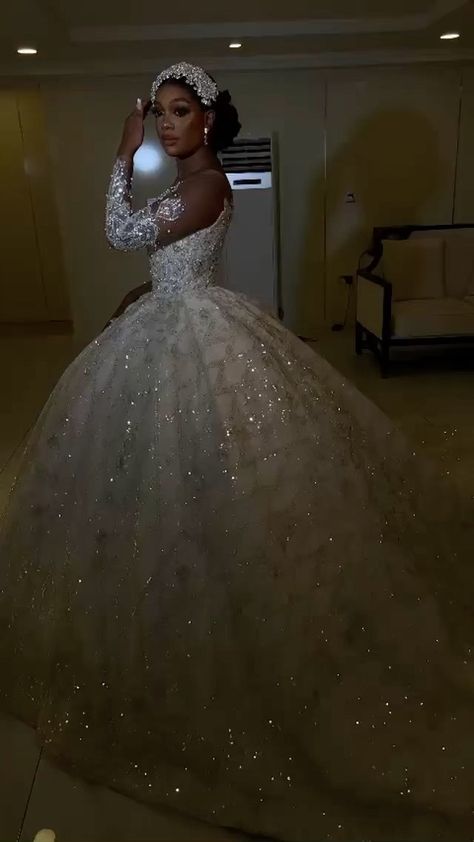 Future Wedding Dress Mermaid, Ballgown Dress Wedding, Prom And Wedding Dresses, Dresm Wedding Dress, Bridal Gown Black Women, Wedding Dresses Lace Princess, Pretty Wedding Dresses Black Women, Cinderella Wedding Dress Black Women, Huge Princess Wedding Dresses