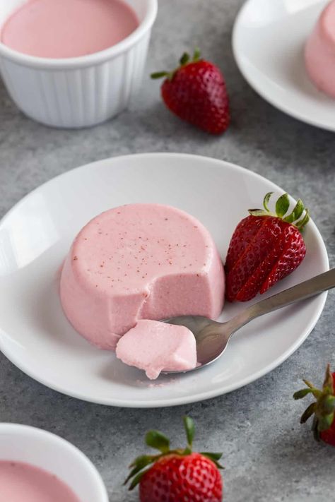 Strawberry Panna Cotta Recipe, Strawberry Panna Cotta, Panna Cotta Recipe, Fancy Dinner Party, Dessert Aux Fruits, Easy Summer Desserts, Fruity Desserts, Oatmeal Chocolate Chip Cookies, Fancy Desserts