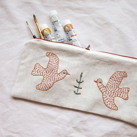 Cute Things To Embroider, Embroidery Animals Easy, Embroidery On Tshirt, Shirt Embroidery Ideas, Illustration Embroidery, Things Illustration, Embroidery Illustration, Whimsical Embroidery, Embroidery Pouch