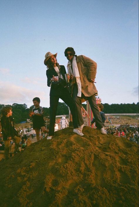 Glastonbury Outfits, Glastonbury Festival Fashion, Immy Waterhouse, Black Wellies, Trench Coat Street Style, Hunter Wellington Boots, White Jogger Pants, Black Biker Boots, Daisy Edgar Jones