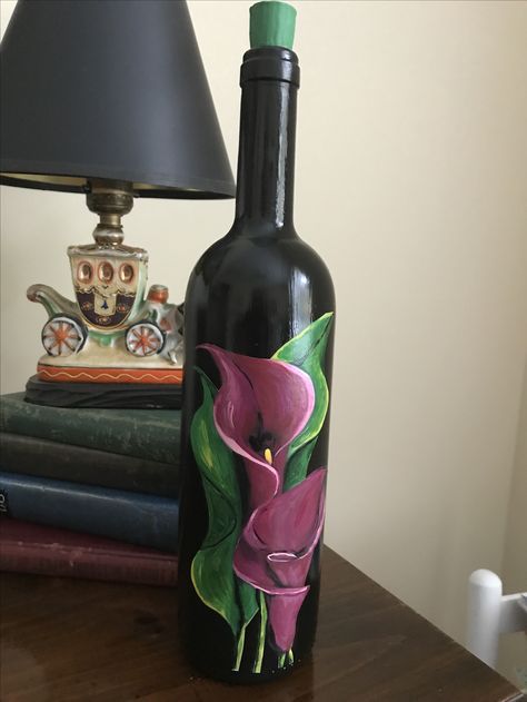 Pretty flowers painted on a wine bottle. Black Bottle Painting Acrylic, Painted Glass Bottles, Hand Painted Wine Bottles, Hand Painted Bottles, Diy Glass Bottle Crafts, Wine Glass Art, Flowers Painted, Wine Bottle Art, Glass Bottles Art