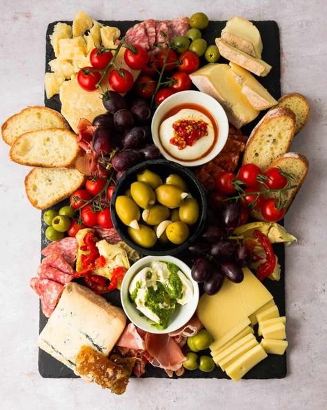 Easy Italian Charcuterie Board, Italian Charcuterie Board Ideas Simple, Italian Charcuterie Board Ideas, Italian Food Board, Charcuterie Board Italian, Italian Cheese Board, Easy Italian Bread, Italian Charcuterie Board, Unique Charcuterie Board Ideas