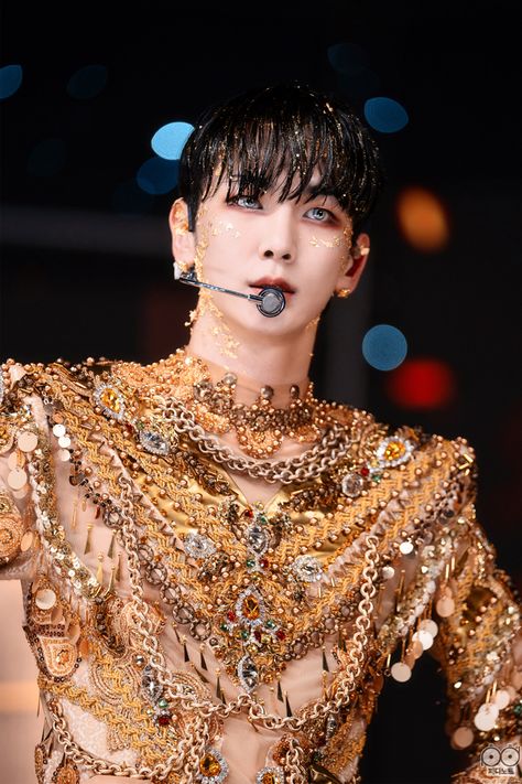 #key #solo #shinee #kpop #sm #taemin #fashion #aesthetic #iconskpop #icon Shinee Five, Key Shinee, Shinee Debut, Shinee Key, Forever Mine, Shinee Onew, Sm Entertainment, Kim Kibum, Sun And Stars