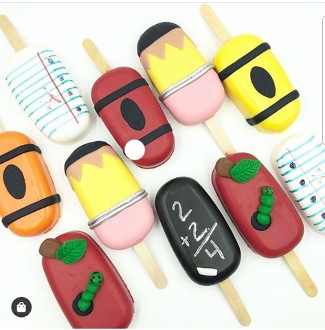 School Cakesicles, Paleta Magnum, Back To School Cake, Apple With Worm, Popsicles Cake, Cake Popsicles, School Supplies Cake, Teacher Cakes, Paper Apple