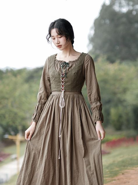 Farm Outfits Women, Middle Age Dress, Middle Ages Dress, Romantic Medieval, Farm Outfit, Modest Feminine, Chinese Outfit, White Vintage Dress, Farm Clothes