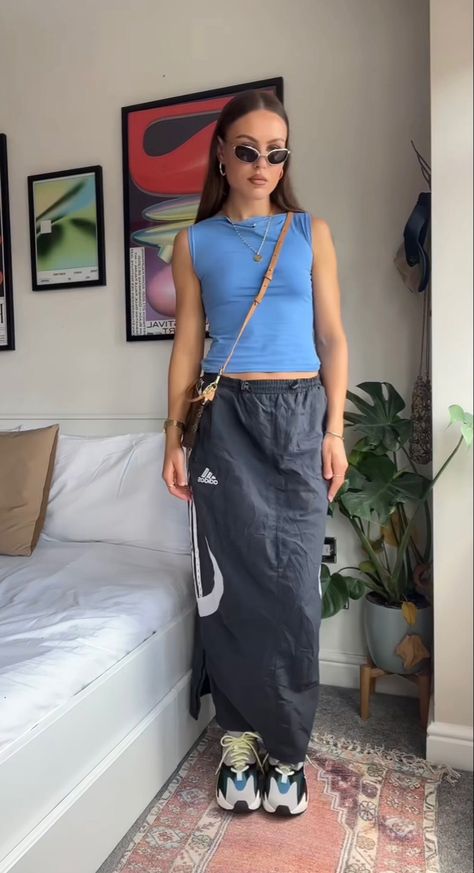 Cargo Skirt Outfit, Remake Clothes, Track Pants Outfit, Modesty Outfits, Lit Outfits, Daily Outfit Inspiration, 가을 패션, Fashion Fits, Daily Outfits