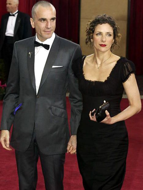 Daniel Day Lewis and wife Rebecca Miller - He's my fav actor... Beautiful couple! Daniel Day Lewis And Rebecca Miller, Joanne Lumley, Daniel Day Lewis, Madeleine Stowe, Red Carpet Couples, Hebrew Tattoo, Rebecca Miller, Arthur Miller, Gangs Of New York