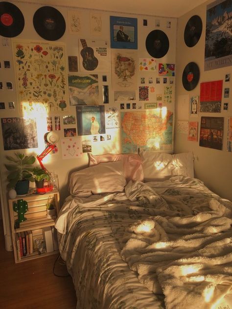 Flower Pillow On Bed, Indie Cozy Bedroom, Retro Boho Room Ideas, Room Makeover Inspiration Simple, Room Inspo Records, Indie Bedroom Ideas Grunge, Tapestry On Roof, Cozy Indie Bedroom, Retro Dorm Room Ideas