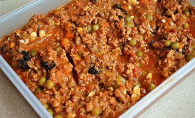 El picadillo mexicano, que se prepara con carne molida, verduras y frutos secos, es uno de esos platillos que nos imaginamos q... Picadillo Mexicano, Mexican Picadillo Recipe, Mexican Picadillo, Mexican Main Dishes, Picadillo Recipe, Pork Entrees, Ground Pork Recipes, Chile Recipes, Cheat Meal