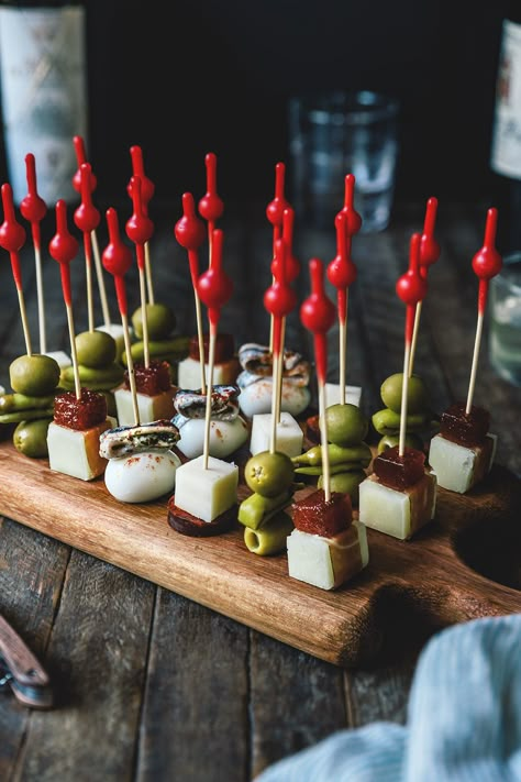 Tapas Birthday Party Food Ideas, Wine And Tapas Party, Food That Goes With Wine, Tapas Serving Ideas, Paella Dinner Party, Spain Birthday Party Ideas, Tapas Style Food, Spanish Style Dinner Party, Paella Dinner Party Ideas