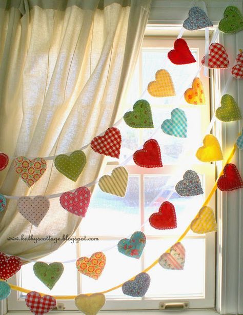 Whimsical Fabric, Valentines Bricolage, Hantverk Diy, Diy Sy, Heart Banner, Fabric Hearts, Diy Bricolage, Creative Valentines, Bunting Banner