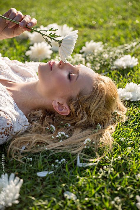 A beleza no feminino usufruindo da beleza da natureza! Woman Laying, Smelling Flowers, Mode Editorials, Flower Photoshoot, Photographie Portrait Inspiration, Shotting Photo, Idee Cosplay, Photography Poses Women, Shooting Photo