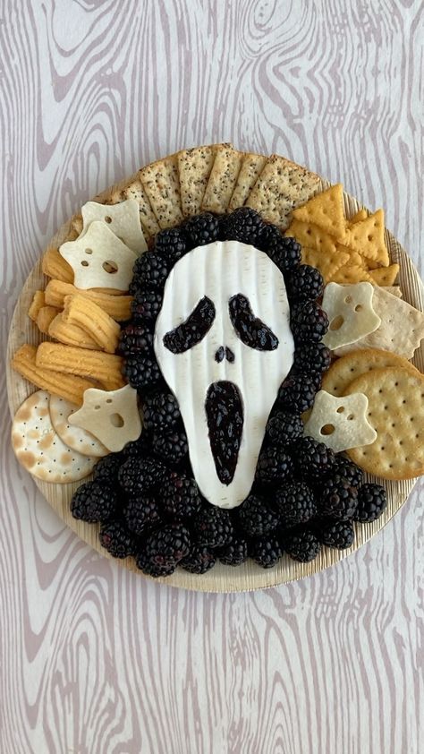 petalandplatter on Instagram: From brie and blackberries to Ghostface Killer! 🔪🔪🔪 . . . . . #ghostface #ghostfacekiller #scream #screammovie #90shorror #horrorvillians… Plat Halloween, Fest Mad, Halloween Fest, Spooky Food, Halloween Party Dinner, Halloween Food Treats, Zucca Halloween, Halloween Tattoo, Halloween Dinner