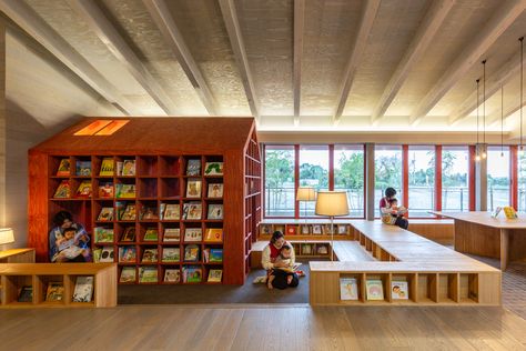 Corner Library, Kindergarten Library, Nagasaki Japan, Kindergarten Design, Childrens Library, Stairway Design, Kids Library, Book Cafe, Library Design