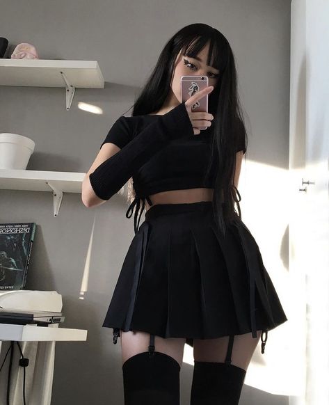 1950s Fashion Women, Punk Woman, Tennis Skirt Outfit, Dark Dress, Pretty Skirts, Seductive Clothes, Alternative Outfits, Edgy Outfits, Womens Casual Outfits