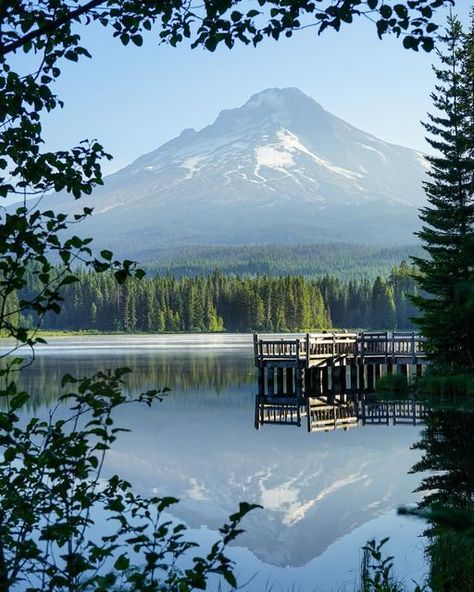 Luke Kelly on Instagram: "Early morning frames at Trillium Lake, Oregon.  On clear, calm mornings, the reflections of Mt. Hood in its waters are unreal.  The first time I went to Trillium, I’d spent all day hiking at Mount Rainier the day before. I drove down I-5 into Oregon after dark, and camped out on the side of a Forest Service Road next to my car. I got up before dawn and walked down to the lakeshore, and it was totally empty. I was blown away by these views; it has to be one of my favorite places in the PNW.  Definitely worth checking out next time you’re out there. . . . . . . #pnw#washington #earthfocus #stayandwander #earthpix #portland #westcoast #liveoutdoors #bestvacations #theoutbound #discoverglobe #mounthood #trilliumlake #oregon #optoutside #rainier #nationalpark #vanlife Trillium Lake, Usa Beaches, Earth Pictures, Mount Hood, Travel Bucket List Usa, Mt Hood, Vacation Usa, Oregon Usa, Usa Travel Destinations