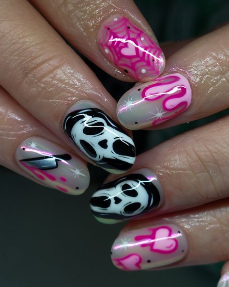 Short nail design with pink Halloween details and Scream mask Girly Scream Nails, Halloween Nails Scream Pink, Pink Scream Nails Short, Pink Chrome Halloween Nails, Ghostface Inspired Nails, Girly Halloween Nails Short, Scream Nail Ideas, Halloween Nail Designs Scream, Ghostface Nail Designs