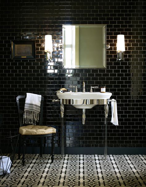 How To Pick The Right Size Tiles For A Small Bathroom | Real Homes #bathroomtile Art Deco Bathroom Tile, Black Tile Bathrooms, Art Deco Bathroom, Deco Bathroom, Bathroom Tile Designs, Black Tiles, Trendy Bathroom, Dark Interiors, Bathroom Floor Tiles